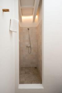A bathroom at roques