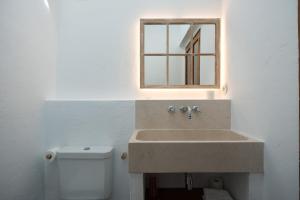 A bathroom at roques