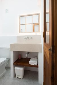 A bathroom at roques