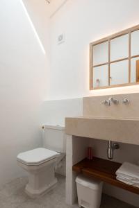 A bathroom at roques