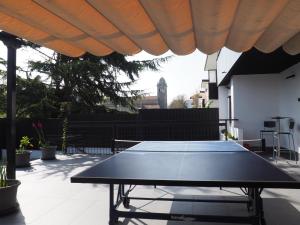 una mesa de ping pong en la parte superior de un patio en Hostel Once Nudos, en Luanco