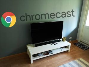 een flatscreen-tv zittend op een wit entertainment center bij 1-Bedroom Apartment with Sauna in Heinola