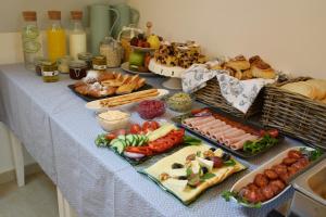 einen Tisch mit vielen verschiedenen Lebensmitteln in der Unterkunft Dunna in Pápa