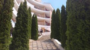 un edificio con scale e alberi di fronte di MARINA REZIDENCE *** a Kavarna