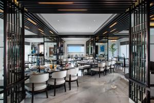 Sandal Suites by Lemon Tree Hotels餐厅或其他用餐的地方