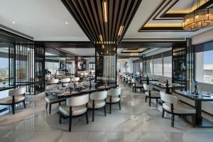 Sandal Suites by Lemon Tree Hotels餐厅或其他用餐的地方