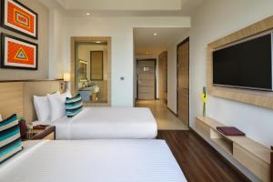 Sandal Suites by Lemon Tree Hotels客房内的一张或多张床位
