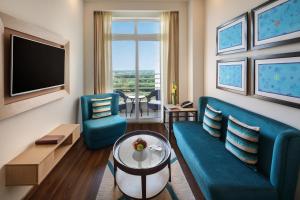 Sandal Suites by Lemon Tree Hotels的电视和/或娱乐中心