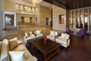 Sandal Suites by Lemon Tree Hotels的休息区