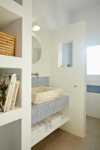 Milos Breeze Boutique Hotel的一间浴室