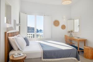 Milos Breeze Boutique Hotel客房内的一张或多张床位