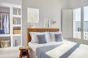 Milos Breeze Boutique Hotel客房内的一张或多张床位