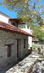 een extern uitzicht op een stenen huis met een oprit bij manesi stone built studio in Manésion