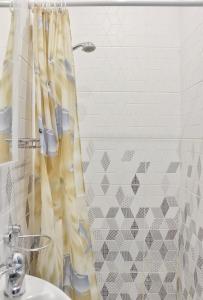 a shower curtain in a bathroom with a sink at Квартира по вулиці Голубовича 42 біля вокзалу комфортна повноцінна стильна in Lviv