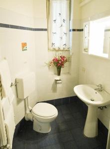 Łazienka z białą toaletą i umywalką w obiekcie Bed & Bed Peterson we Florencji