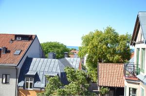una vista aérea de una ciudad con casas y árboles en Fogelbergs StH, en Visby