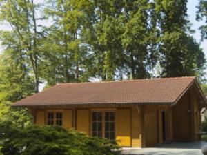 ein kleines braunes Haus mit braunem Dach in der Unterkunft Ferienhaus - Weißer Steg Sieben in Ostseebad Sellin