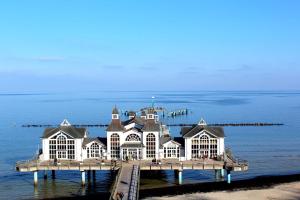 eine Insel mitten im Ozean in der Unterkunft Ferienhaus - Weißer Steg Sieben in Ostseebad Sellin