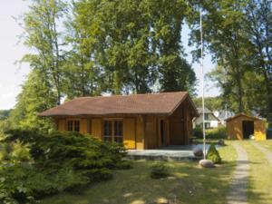 ein kleines Haus inmitten eines Gartens in der Unterkunft Ferienhaus - Weißer Steg Sieben in Ostseebad Sellin