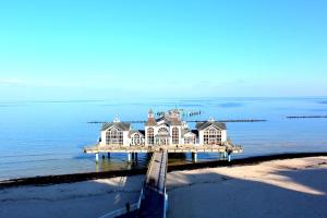 ein Haus am Pier am Strand in der Unterkunft Ferienhaus - Weißer Steg Sieben in Ostseebad Sellin