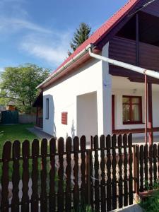 a fence in front of a small house at Kifog-Lak vendégház in Tiszavasvári