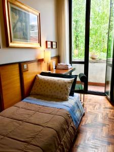 サロンノにあるCinqueSensiのベッドルーム1室(ベッド1台、デスク、窓付)