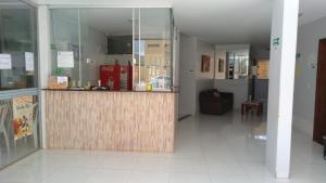 un restaurante con un mostrador en medio de un pasillo en Pousada Santana - Trindade Goiás en Trindade