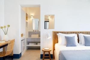 Milos Breeze Boutique Hotel客房内的一张或多张床位