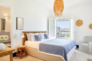 Milos Breeze Boutique Hotel客房内的一张或多张床位