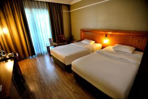 Un pat sau paturi într-o cameră la Anemon Antakya Hotel