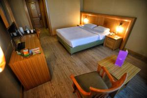 Un pat sau paturi într-o cameră la Anemon Antakya Hotel