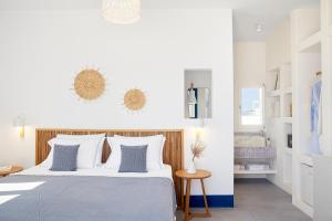 Milos Breeze Boutique Hotel客房内的一张或多张床位
