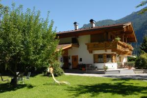 ein großes Haus mit einem Vogel im Hof in der Unterkunft Appartement Gredler Martina in Mayrhofen