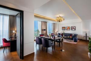 Sandal Suites by Lemon Tree Hotels的休息区