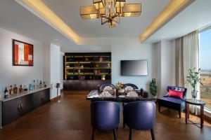 Sandal Suites by Lemon Tree Hotels的电视和/或娱乐中心