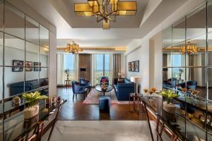 Sandal Suites by Lemon Tree Hotels的休息区