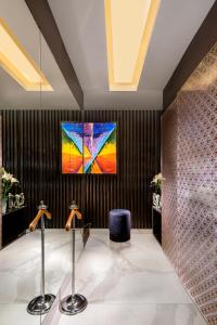 Sandal Suites by Lemon Tree Hotels的电视和/或娱乐中心
