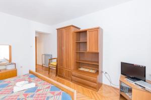 sypialnia z półką na książki i telewizorem w obiekcie Pleasant apartment Korenic in unique city of Rovinj w Rovinj