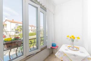 balkon ze stołem i wazą kwiatów w obiekcie Pleasant apartment Korenic in unique city of Rovinj w Rovinj