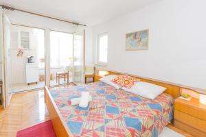 sypialnia z łóżkiem z kolorową narzutą w obiekcie Pleasant apartment Korenic in unique city of Rovinj w Rovinj