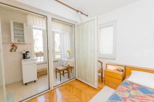 sypialnia z łóżkiem i pokój ze stołem w obiekcie Pleasant apartment Korenic in unique city of Rovinj w Rovinj