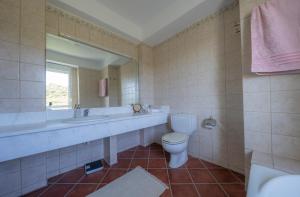 Kúpeľňa v ubytovaní Villa Pirgadikia + 9 fotografií