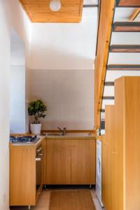 une cuisine avec des placards en bois et un escalier dans l'établissement LaVistaDeiSogni Palmarette, à Celano