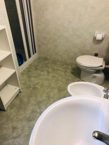 ポルトパーロにあるCamping Residence Capo Passeroのバスルーム(白いバスタブ、トイレ付)