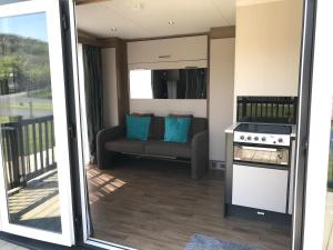 Parkknott Retreat في Askam in Furness: غرفة معيشة مع أريكة وموقد