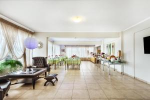 TV a/nebo společenská místnost v ubytování Amfion Hotel