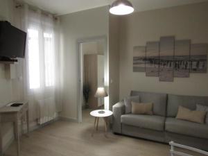 een woonkamer met een bank en een tafel bij Appart cosy 2 pièces (4 Pers) Panthéon/Mouffetard in Parijs