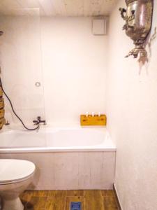 y baño con bañera, aseo y lavamanos. en Mesi Tare Guesthouse en Varnja