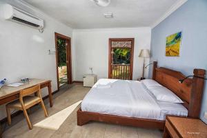 Tanjung Inn tesisinde bir odada yatak veya yataklar