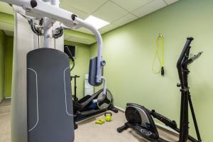 une salle de sport avec des tapis de course et un tapis de course dans l'établissement ibis budget Paris Porte de Vincennes, à Paris